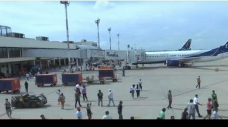 Personas en el aeropuerto Viru Viru. Foto: Captura de video.