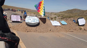 Bloquean carretera que conecta a Oruro con Cochabamba y La Paz en demanda de un hospital