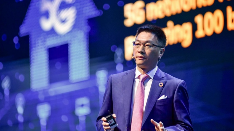 Operadores de Huawei, James Chen, en un evento mundial de tecnología. Foto: gentileza