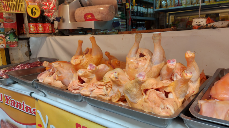 Venta de carne de pollo en el mercado Lanza de la ciudad de La Paz. Foto: ANF.