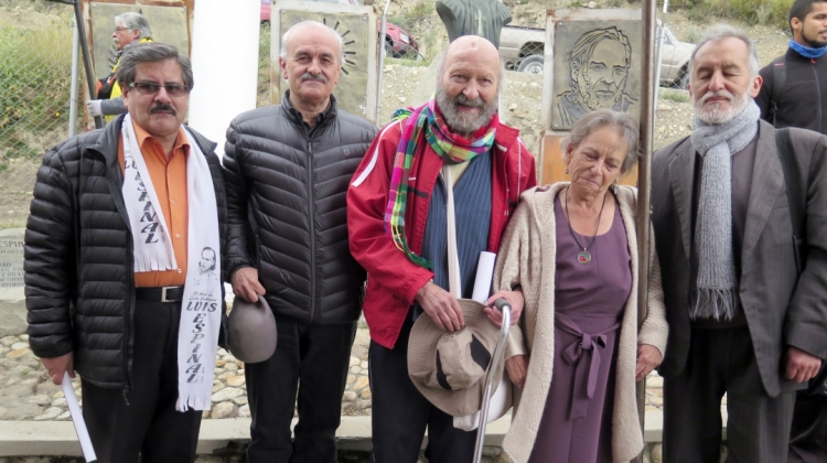 Xavier Albó junto a Amparo Carvajal, Remberto Cárdenas, Waldo Albarracín y Alfondo Gumucio en un acto de recordación de Luis espinal. Foto: Gumucio
