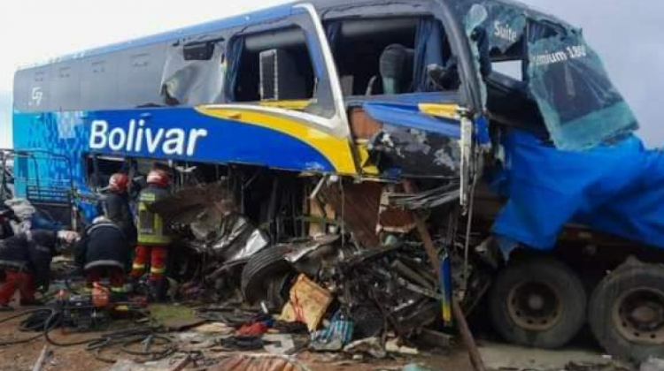 Accidente de un bus de la flota Bolívar esta mañana en la Apacheta. Foto: Edgar Pinto