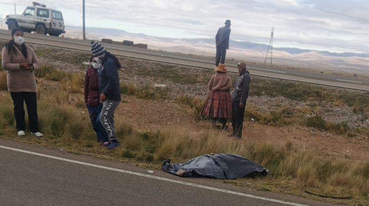 Uno de los cuerpos que fue atropellado en la carretera de Oruro. Foto: cortesía