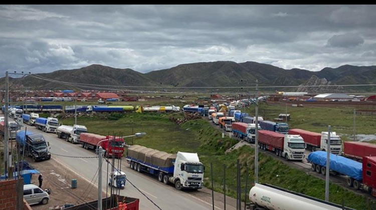 Vahículos del transporte pesado varados en Desaguadero. Foto: Bolivia Tv.
