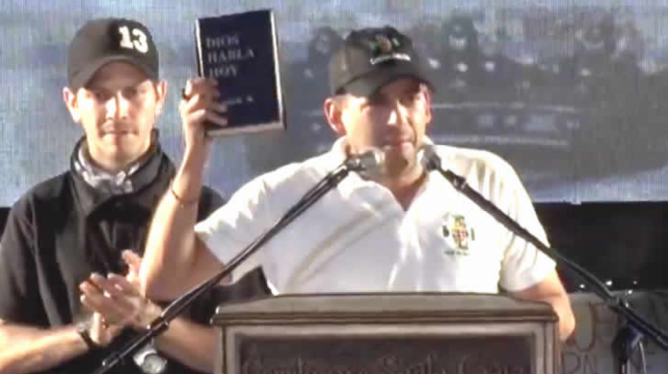 Fernando Camacho con una biblia en mano en 2019 cuando era líder cívico.