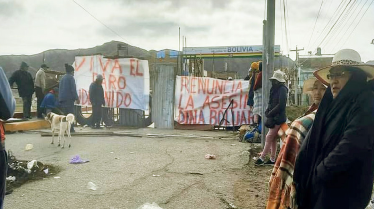El Puente Internacional de Desaguadero, en la frontera, fue bloqueado por pobladores peruanos. Foto: La Razón.