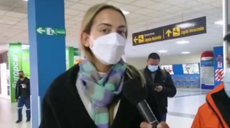 Esposa del gobernador de Santa Cruz a su llegada a el aeropuerto de El Alto