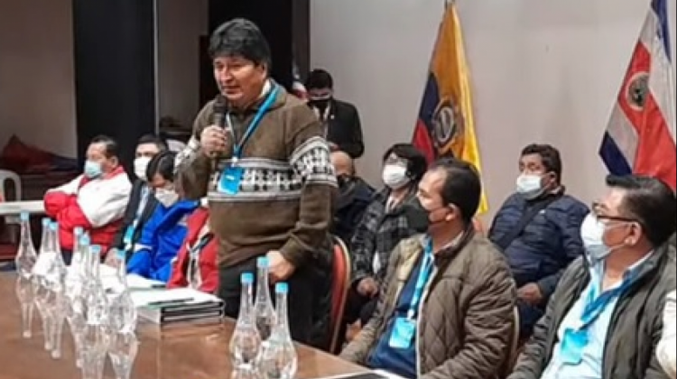 Evo Morales en una reunión en agosto de 2021 con Fenate Perú.