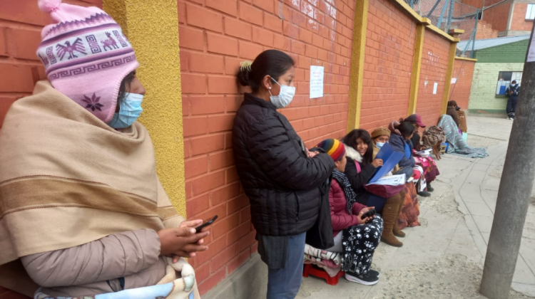 Padres de familia pasaron la noche para inscribir a sus hijos. Foto: ANF.