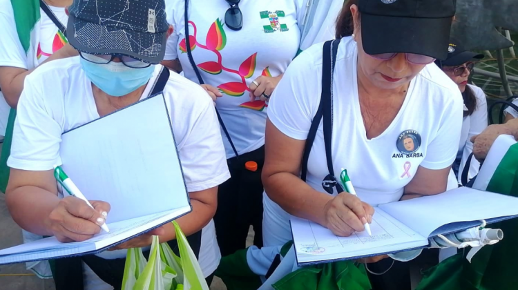 Cruceños firmando los libros para el revocatorio del alcalde de Santa Cruz. Foto: El ojo del ciudadano federal