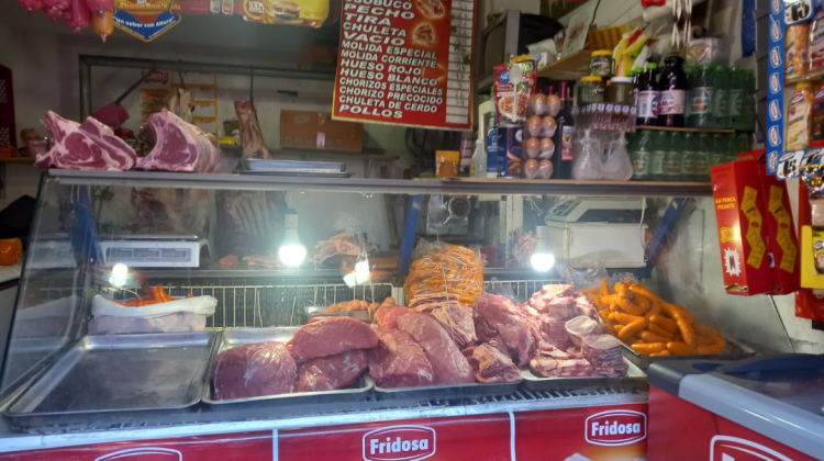 Una tienda de carne en la zona de Villa Fátima. Foto: ANF.