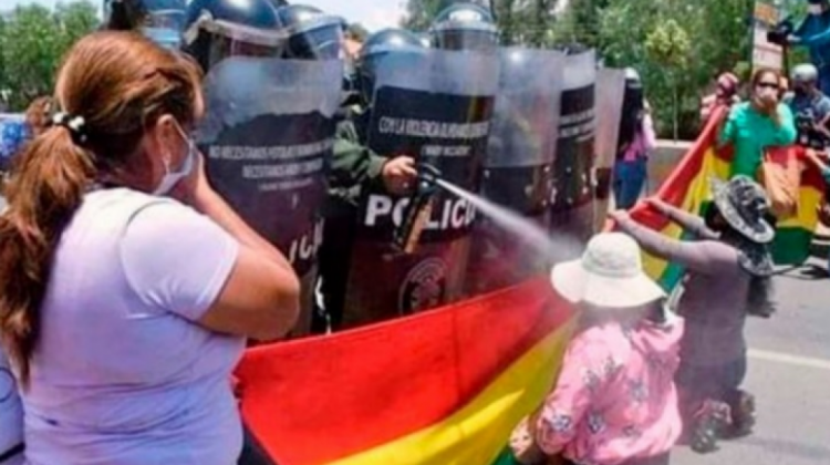 Imagen referencial del uso de gases lacrimógenos contra la población.