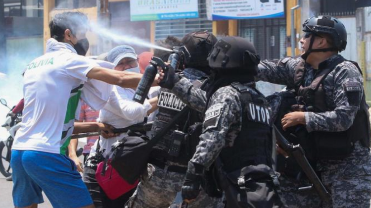 Uso de agentes químicos de parte de la Policía contra civiles en Santa Cruz. Foto: Juan Carlos Torrejón