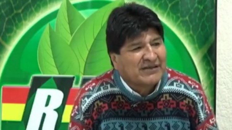 El expresidente Evo Morales en su programa en la radio Kawsachun Coca . Foto: Captura de pantalla