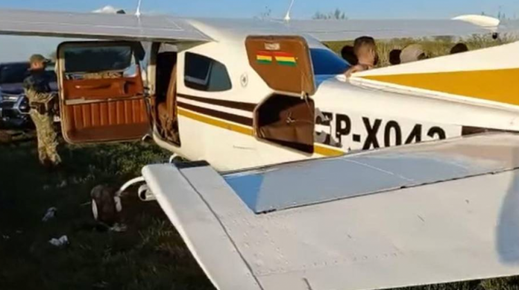 Avioneta boliviana incautada en Paraguay por transportar droga.