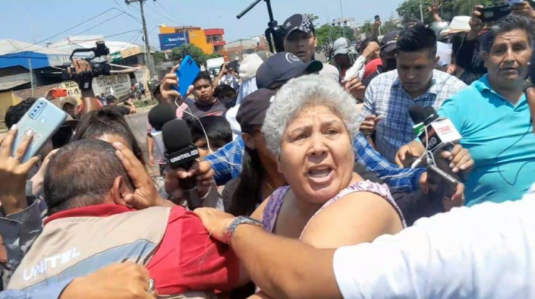 Periodista de Unitel es protegido por una mujer para evitar las agresiones. Foto Yo Periodista