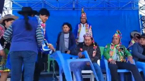 Dirigente tira la silla de Evo Morales en Potosí, segundos antes que se sentara