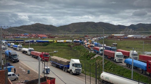 Drama: Más de 450 camiones con carga esperan ingresar al país 