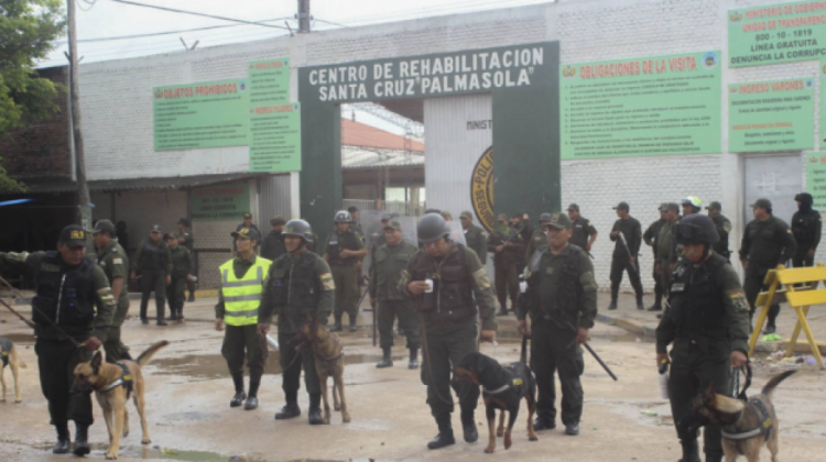 Efectivos de la policía cuidan las puertas de las cárceles en Bolivia. Foto: El País