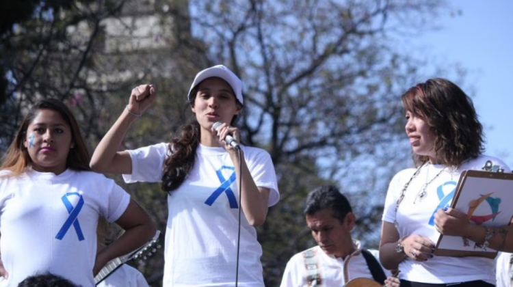 Brisa de Angulo Losada, en el centro, en una protesta . Foto: Internet
