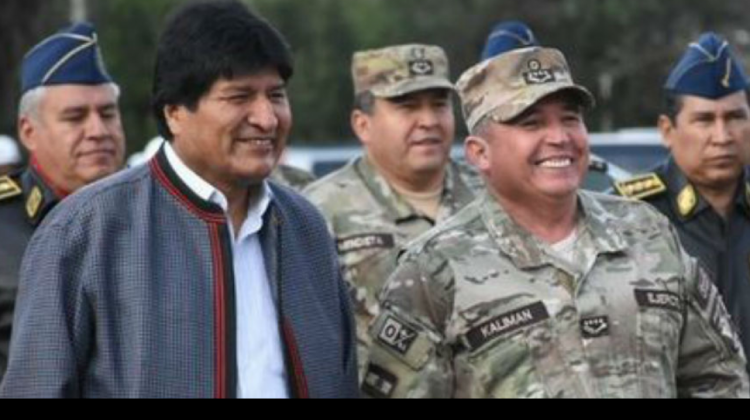 Evo Morales y el excomandante de las Fuerzas Armadas, Williams Kaliman. Foto: Internet.