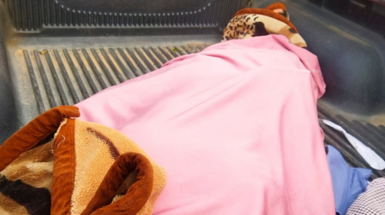 El cuerpo de la víctima fue trasladado a la morgue. Foto: Bolivia TV