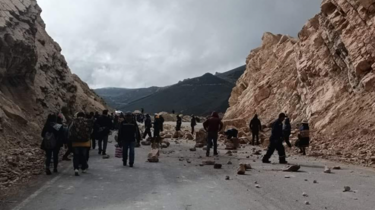 Bloqueo en la carretera Cochabamba-La Paz en el sector Sayari. Foto: La Voz de los Lípez