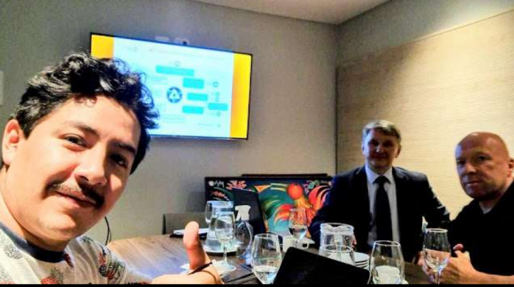Marcelo Arce junto a directivos de una empresa rusa. Foto presentada por el diputado Héctor Arce para denunciar al hijo del presidente