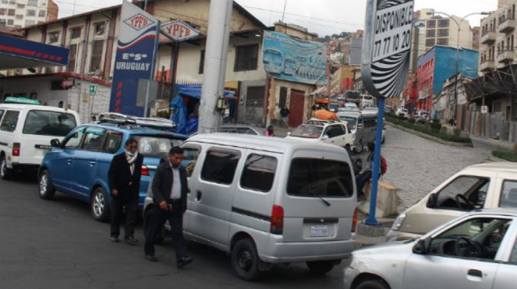 Surtidor de gasolina, en la avenida Montes de la ciudad de La Paz. Foto: Opinión.