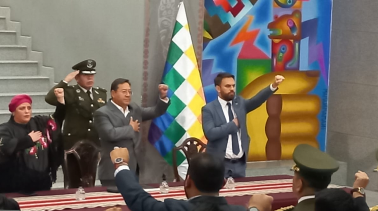 Las autoridades de Gobierno durante la posesión de los jefes policiales. Foto: ANF