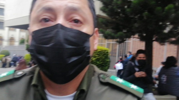El policía que amedrentó al periodista Sergio Mendoza. Foto: Mendoza