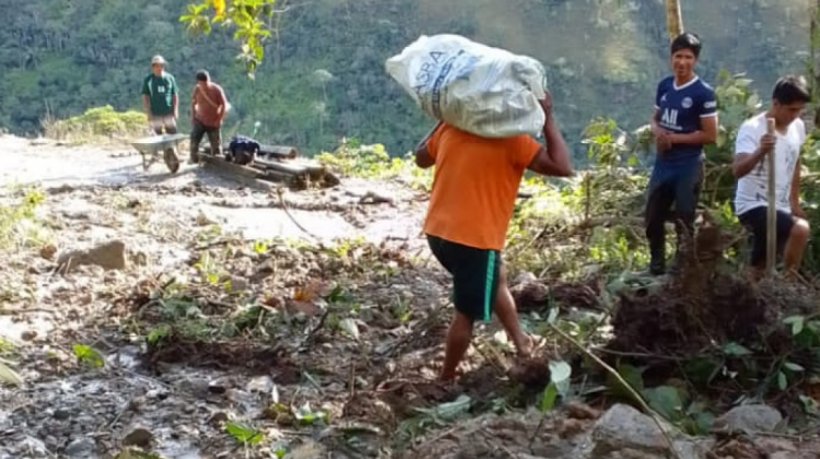 Las personas retiran sus cosas de las viviendas afectadas- Foto: Adolfo Castro de la Central Agraria Santa Rosa Quilo Quilo
