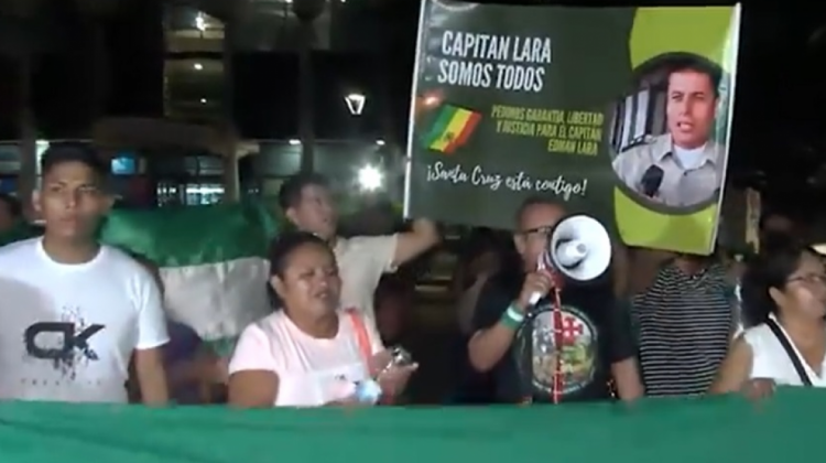 Varias personas expresaron su apoyo al capitán Lara. Foto: Captura de pantalla/DTV