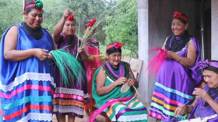 Las mujeres demuestran cómo se teje. Foto archivo: WFP/Ananí Chávez