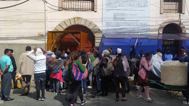 Protesta en la puerta principal de la cárcel de San Pedro de las esposas de los 10 internos trasladados. Foto: ANF