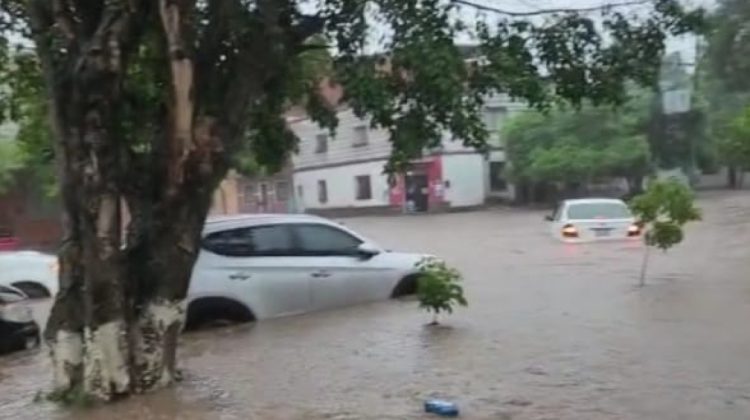 Varios vehículos quedaron en medio del agua. Foto: Captura pantalla.