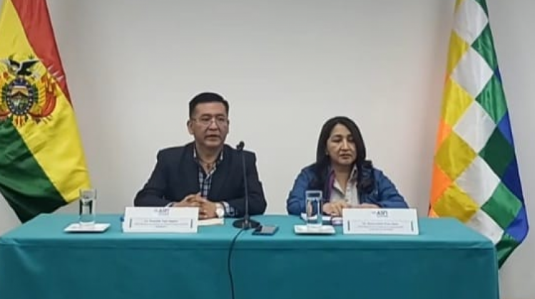 El Director de la ASFI, Reynaldo Yujra y María Cruz directora de la APS. Foto: Captura pantalla.