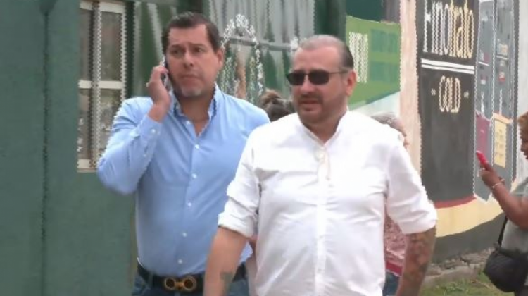 El expresidente del Comité Cívico pro Santa Cruz, Rómulo Calvo, llega a la (DELCC). Foto: Captura de video.