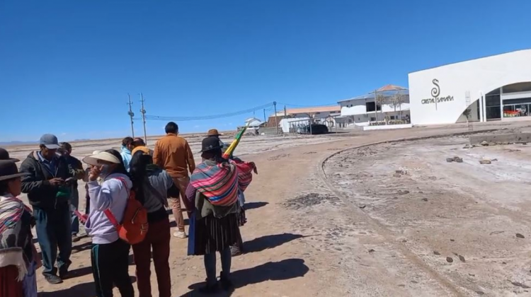 pobladores de Colchani bloquearon el ingreso del Hotel Cristal Camaña. Foto: Captura video