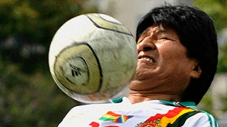 Evo Morales en su faceta de futbolista. Foto: Other