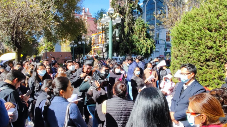 Empleados del Banco Fassil concentrados en El Prado paceño para reclamar certidumbre sobre su situación.