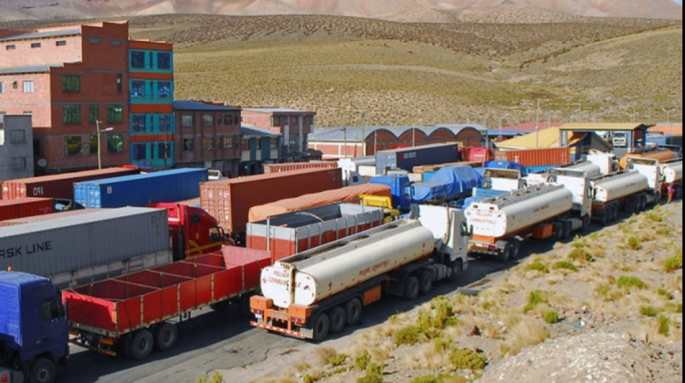 Transporte de carga pesada en el altiplano