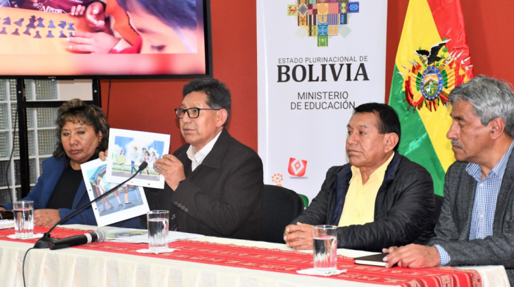 El ministro Edgar Pary muestra las ilustraciones. Foto: Ministerio de Educación