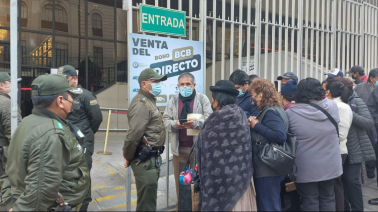 Imagen pasada sobre las filas en el Banco Central para comprar dólares Foto: ANF