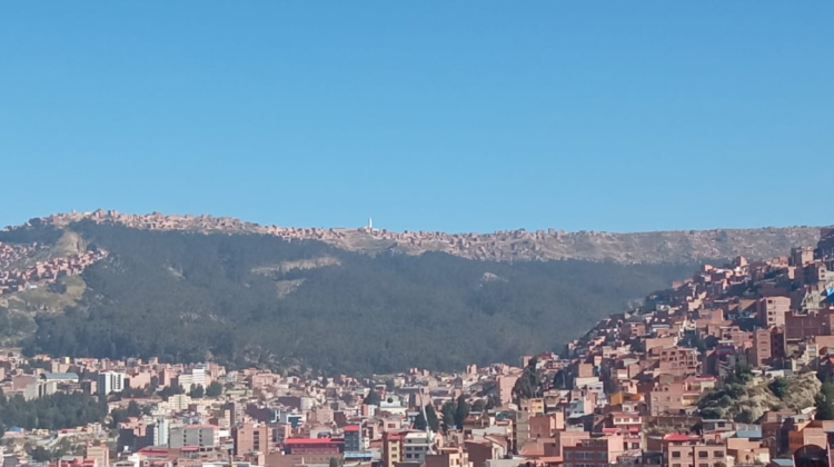 Una vista general del Bosquecillo de Pura Pura. Los avasallamientos son mayores por la parte de El Alto (parte superior derecha). Hace unos 15 años, todo era boscoso. Foto: ANF