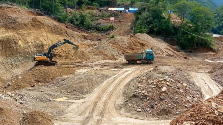 Ingreso de maquinaria pesada al Madidi el año pasado. Foto: Alex Limaco