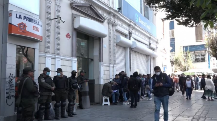 Trabajadores del Banco Fassil. Foto: Captura video