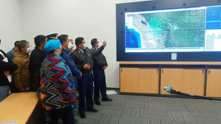 El presidente Luis Arce inspeccionó el centro de monitoreo del sistema de radares. Foto: Presidencia.