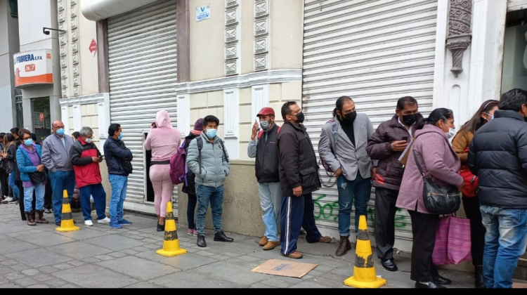 Usuarios del Banco Fassil hacen fila en una sucursal. Foto: ANF