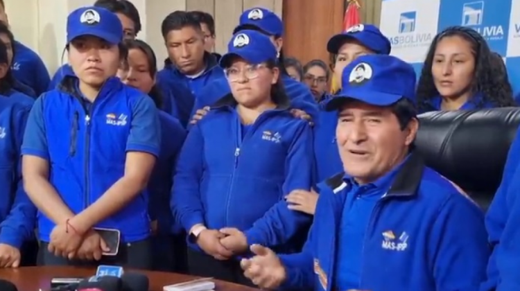 Zurita rodeado de funcionarios miembros de los "guerreros azules". Foto: Facebook Vías Bolivia